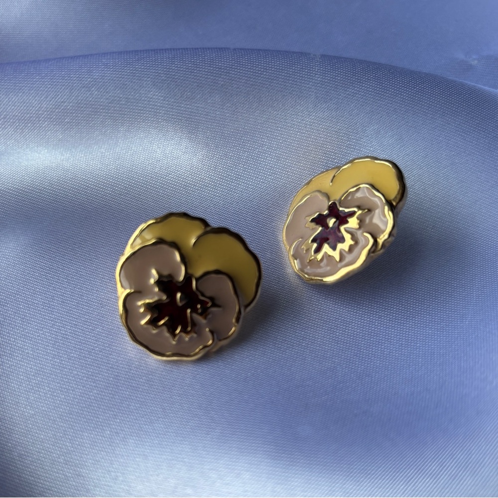 Vintage Avon 1990s “Full Bloom” Pansy Flower Gold Tone Enamel Earrings - Picture 6 of 11
